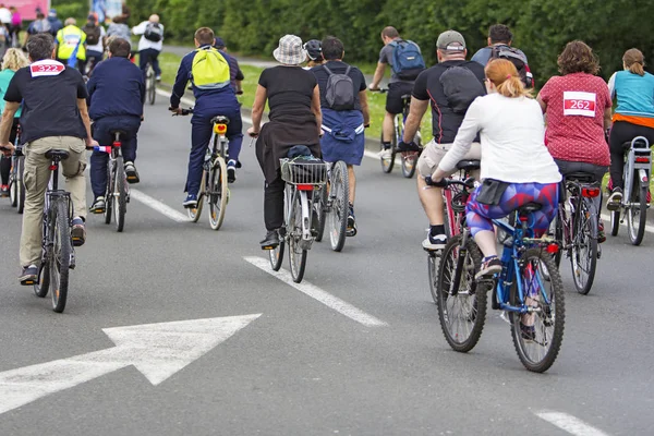 Radfahrer im öffentlichen Verkehr in der Stadt — Stockfoto