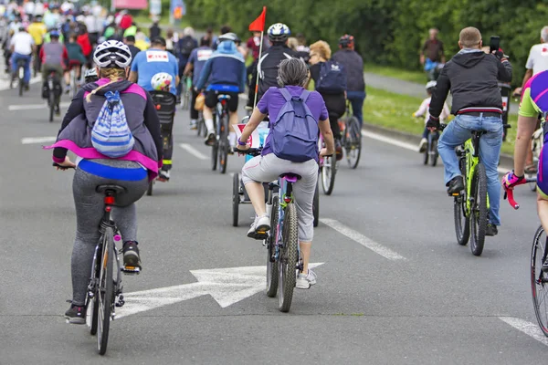 Radfahrer im öffentlichen Verkehr in der Stadt — Stockfoto