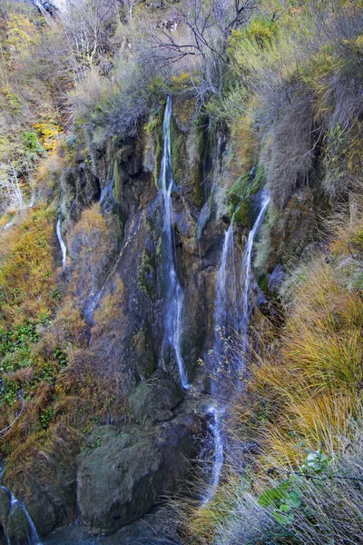 Plitvice Seen und Wasserfälle mit herbstlichen Farben der nationalen pa — Stockfoto