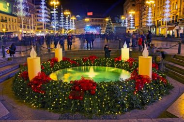 Mandusevac çeşme Ban Jelacic kare üzerinde advent ile dekore edilmiştir.