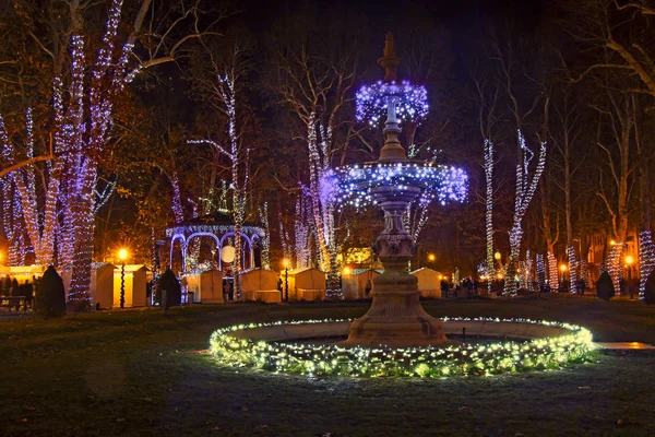 Zrinjevac park urządzone przez Christmas lights jako części Adwentu i — Zdjęcie stockowe