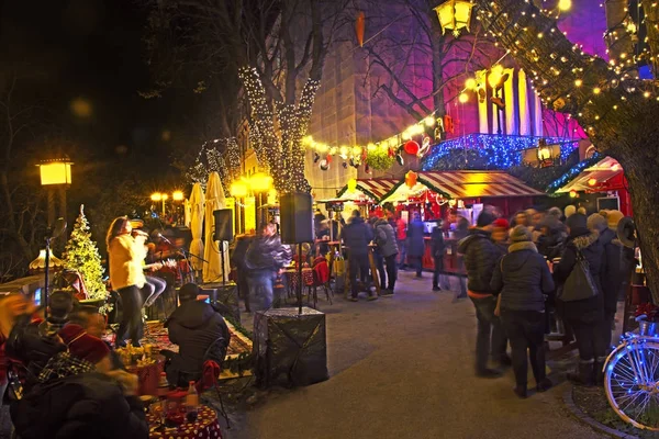 Nacht uitzicht vanaf de Boulevard Strossmayer als onderdeel van Advent in Z — Stockfoto