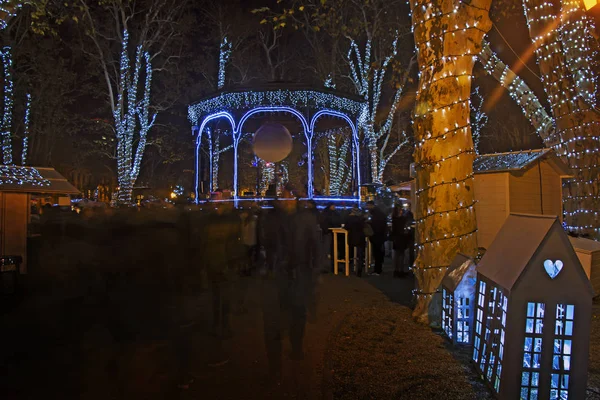 Parque Zrinjevac decorado por luzes de Natal como parte do Advento i — Fotografia de Stock