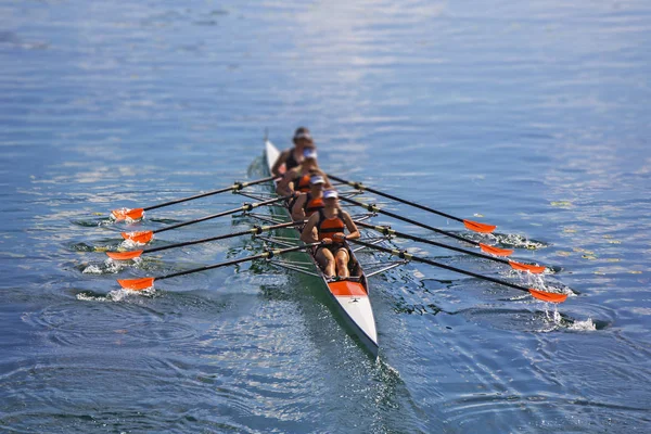 Team av rodd fyra-oar kvinnor i båt — Stockfoto