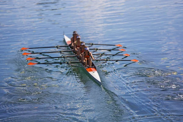 Dört-kürek kadın teknede kürek takımı — Stok fotoğraf