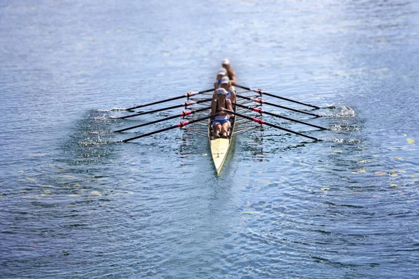 Equipa de remo Quatro remo mulheres em barco — Fotografia de Stock