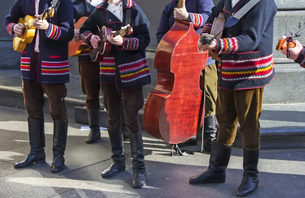 Músicos croatas de tamburitza con trajes tradicionales croatas — Foto de Stock