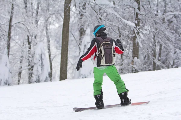 Zimní sportovní snowboardista na ski slopeand Alpy hory landscap — Stock fotografie