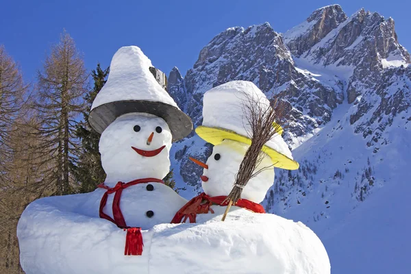 Dos grandes muñecos de nieve en la estación de esquí Sexten en Italia —  Fotos de Stock