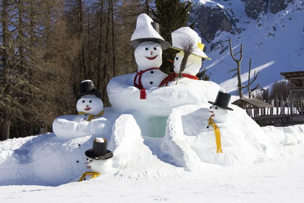 Los grandes muñecos de nieve en la estación de esquí Sexten en Italia —  Fotos de Stock