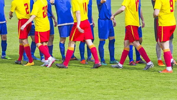 Dos equipos de fútbol apretón de manos en el campo antes del partido de fútbol —  Fotos de Stock
