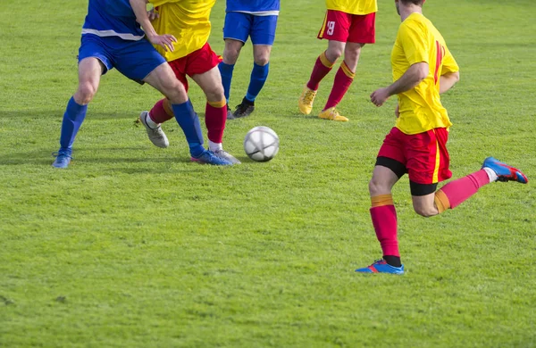 Futbol futbol oyun düello matkap top sürme — Stok fotoğraf
