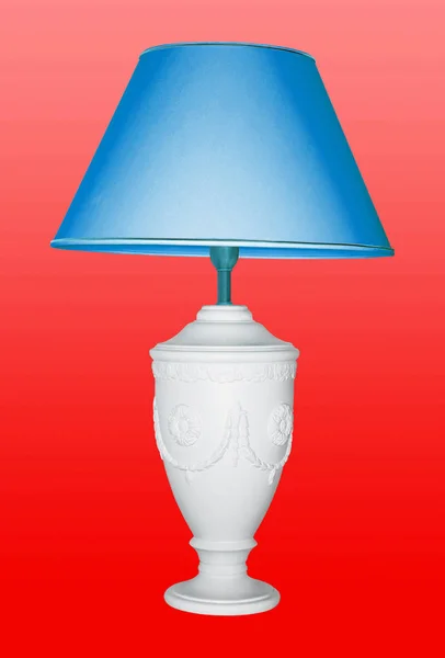 Vintage lampada da tavolo con un ombretto blu su sfondo rosso — Foto Stock