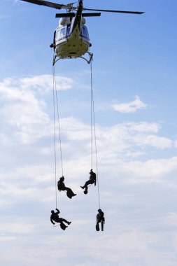 Adam mavi gökyüzü ile helikopter özel Kuvvetler'de