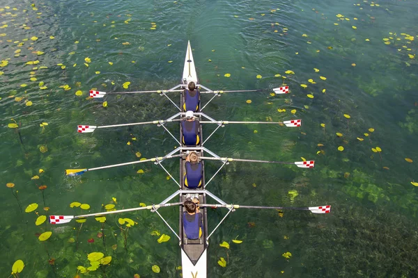 Quadrupla squadra di canottaggio maschile sul lago verde turchese — Foto Stock