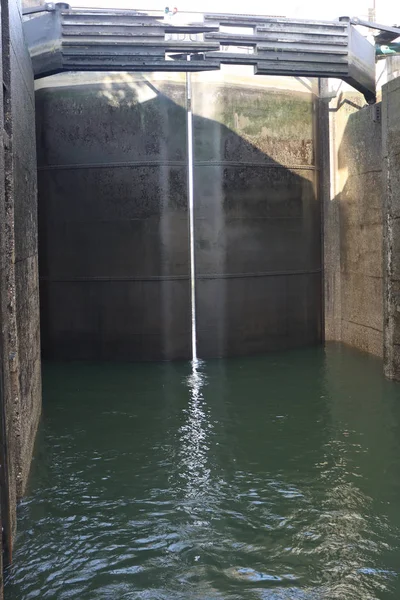 Eine der Schleusen auf dem schiffbaren Fluss Duoro — Stockfoto