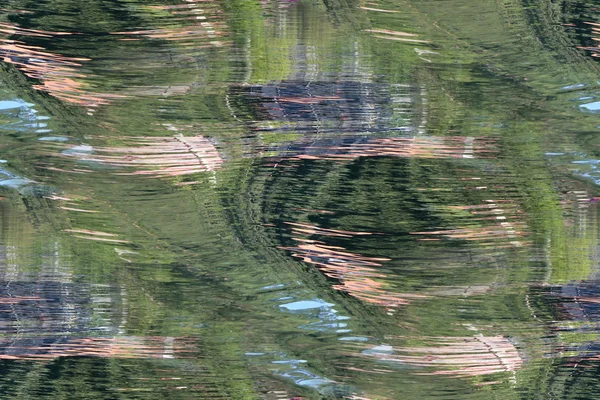 Reflexão da costa sobre a superfície da água como t sem costura — Fotografia de Stock