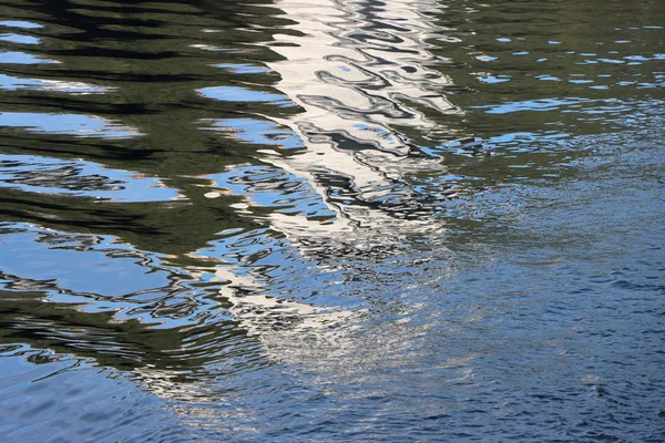 Отражение берега на поверхности воды — стоковое фото