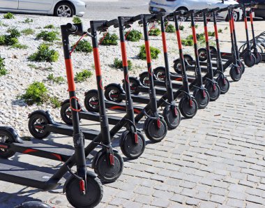 Elektrikli tekme scooter 'ı kiralık istasyona park etmiş.