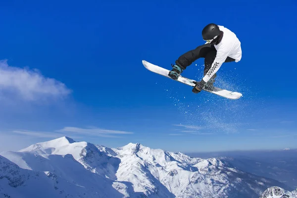 Skier Snowboarder pulando pelo ar com o céu no fundo — Fotografia de Stock
