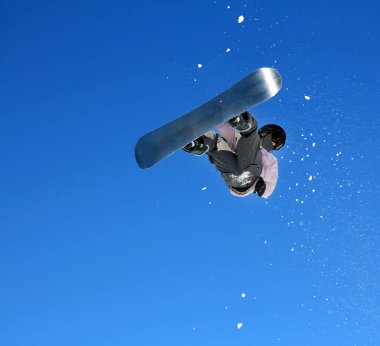 arka planda gökyüzü ile havada atlama snowboarder