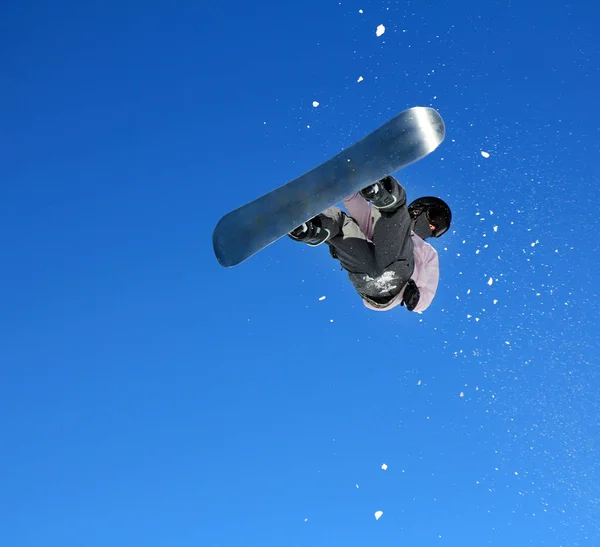 Snowboarder άλματα μέσα από τον αέρα με τον ουρανό στο παρασκήνιο — Φωτογραφία Αρχείου