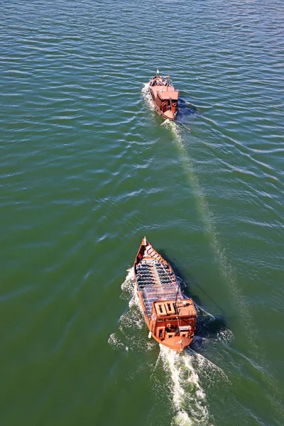 Touristenboot auf dem Fluss Duoro in Porto — Stockfoto