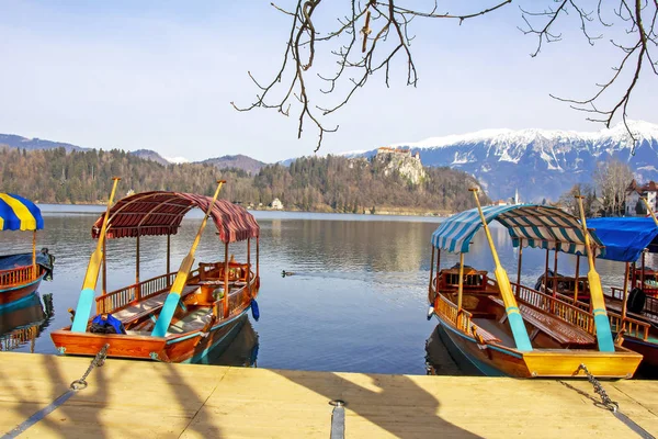 Barcos tradicionales de madera en el lago Bled en Eslovenia —  Fotos de Stock