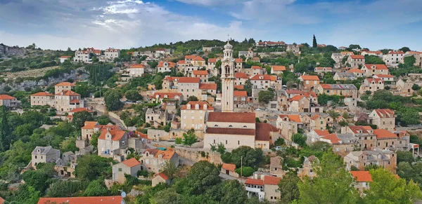 Histórico pueblo de piedra de Lozisca en la isla de Brac — Foto de Stock