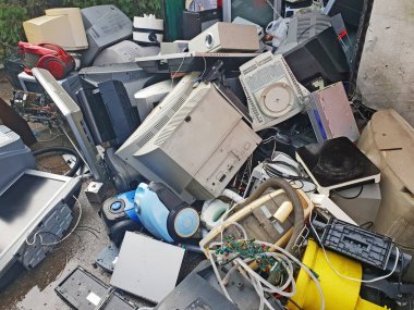 Kullanılmış elektronik ve ev eşyaları yığını
