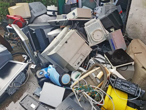 Pile de déchets électroniques et ménagers usagés — Photo