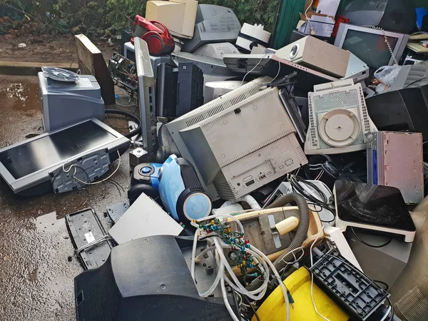 Mucchio di rifiuti elettronici e di articoli per la casa usati — Foto Stock