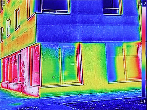 Wärmebild Wärmeverlust am Wohnhaus — Stockfoto