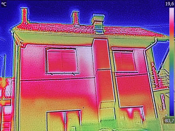 Thermal image Heat Loss at the family House — Stock Photo, Image