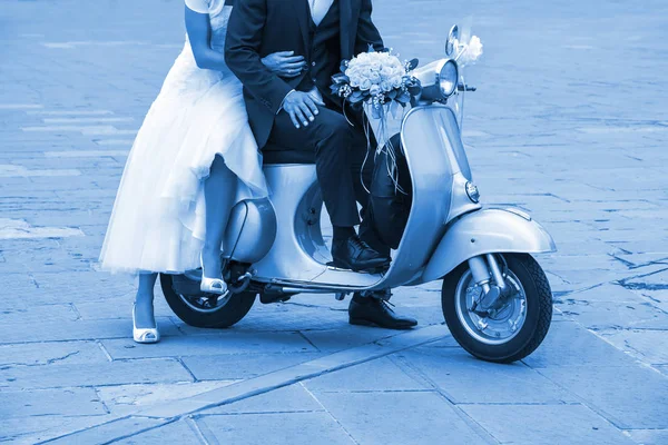 Young Newlywed Just Married Posing Old Scooter Classic Blue Pantone — Stock Photo, Image