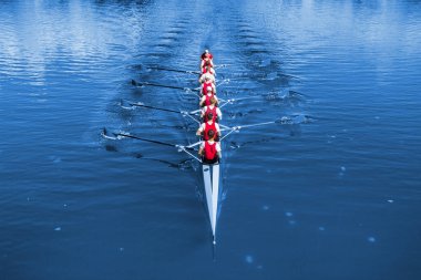 Mavi gölde kürek çeken sekiz kürekçiye yardımcı oldu. Klasik Mavi Pantone 2020 yılı rengi.