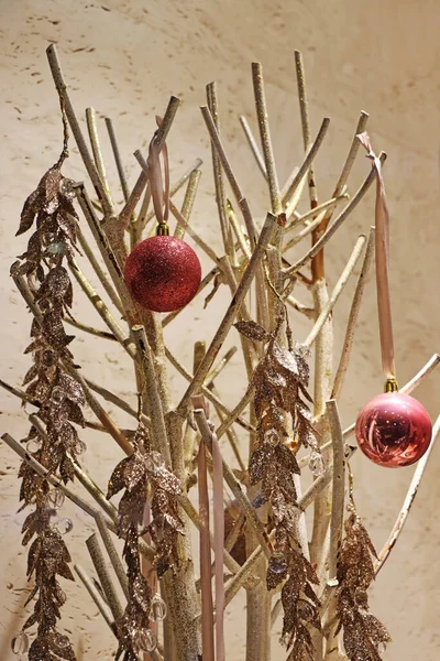 Zwei Rote Weihnachtskugeln Auf Goldenen Zweigen Als Dekoration — Stockfoto