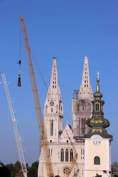 3月22日の地震で被害を受けたザグレブ大聖堂の左塔の一部を撤去 2020年 右側の塔自体が崩壊 — ストック写真