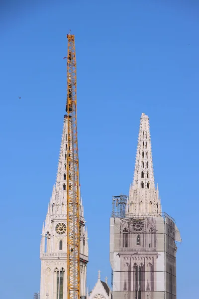 Extracción Parte Torre Izquierda Catedral Zagreb Dañada Terremoto Del Marzo — Foto de Stock