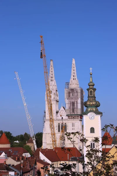 3月22日地震中受损的萨格勒布大教堂左塔部分拆除 2020年 右塔本身倒塌了 — 图库照片