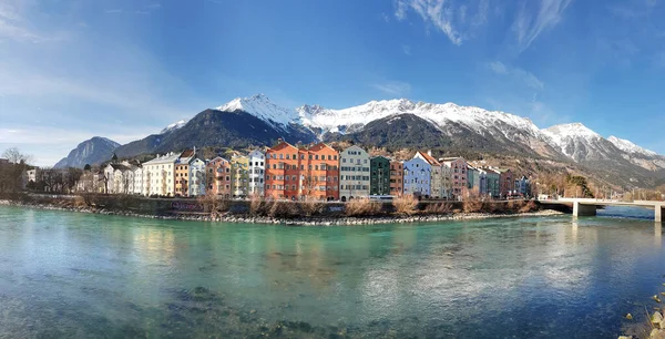 Vista Panorámica Innsbruck Con Coloridas Casas Largo Del Río Inn —  Fotos de Stock
