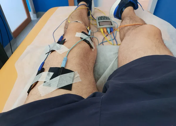 Electroestimulación Del Cuádriceps Como Fisioterapia —  Fotos de Stock