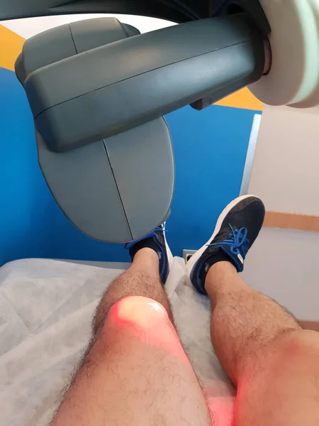 レーザー療法 損傷した膝を治療するためにレーザーを使用した理学療法 — ストック写真