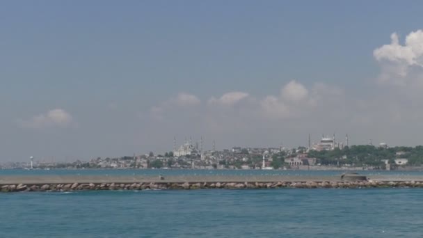 Pohled z lodi na pobřeží v Istanbulu a na Bospor — Stock video