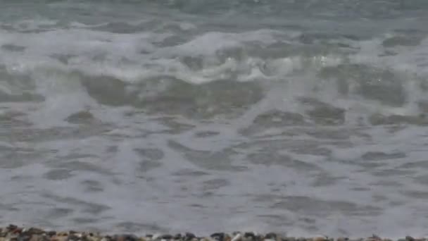Vagues d'eau propre battent contre la plage de pierre — Video