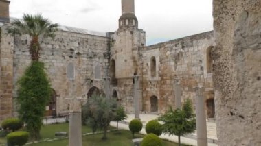 Türk eski bir saray avlusu