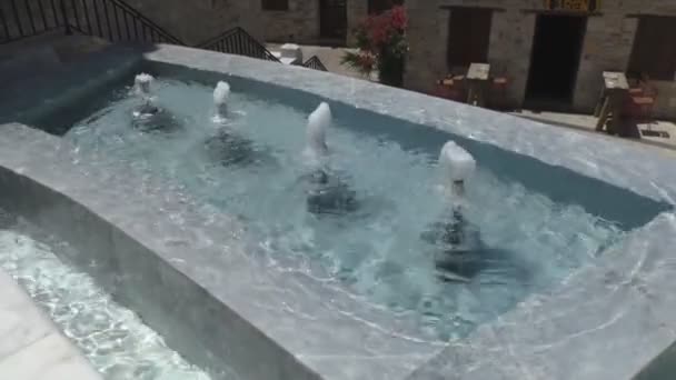 Éclaboussures d'eau claire à la fontaine de la ville — Video