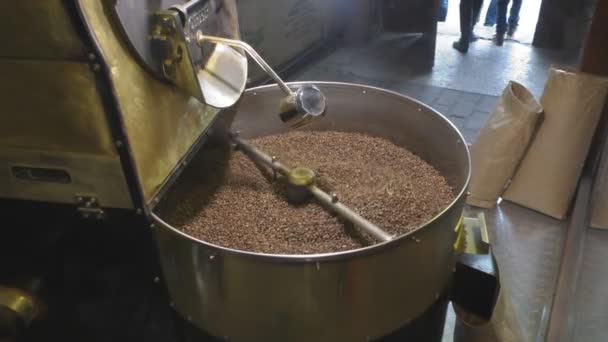 Der Produktionsprozess von Kaffee mit einer Kaffeemaschine — Stockvideo