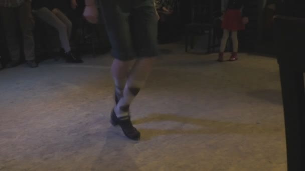 Irlandés bailarín hombre realizar danza folclórica — Vídeos de Stock