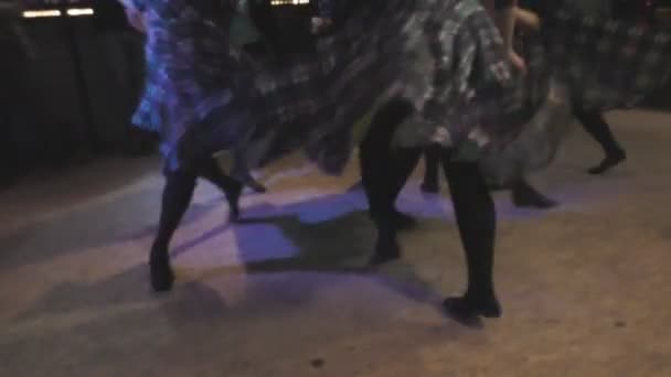 Grupo de chicas realizar profesionalmente danza folclórica irlandesa — Vídeos de Stock